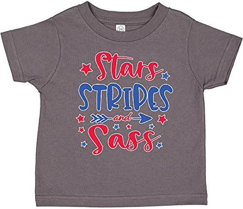 Inktastic 4 de julho estrelou listras e sass azul e as estrelas vermelhas da camiseta da criança
