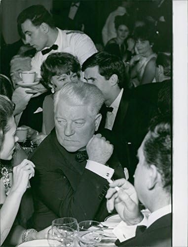 Foto vintage de Jean Gabin em uma festa. 1961