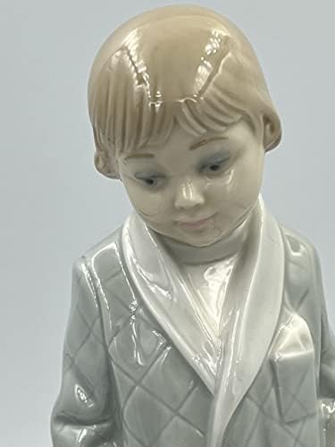 Estatueta de porcelana menino em túnica lladro