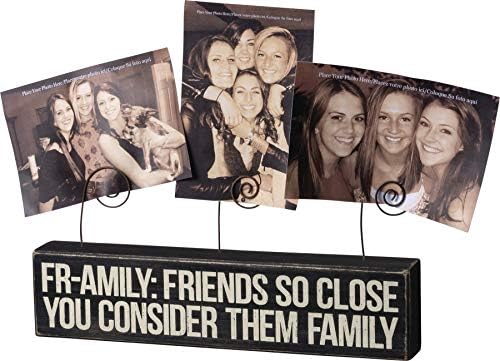 Amigos tão perto você os considera a placa de madeira da família com três suportes para fotos