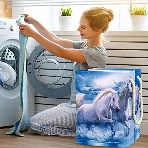 Cavalos brancos de Inditocontro que corre o animal grande cesto de roupa prejudicada a água de roupas prejudiciais