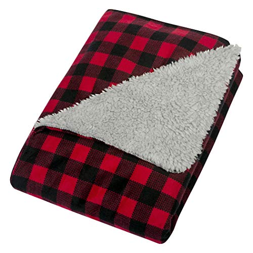 Trend Lab Lab Northwoods Plush recebendo cobertor