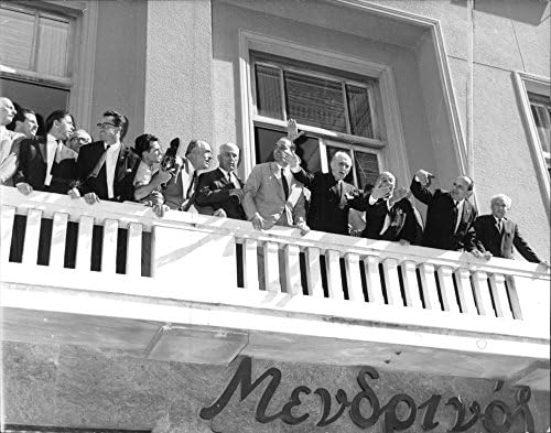 Foto vintage de Georgioss Papandreou em pé na varanda com seus companheiros e acenando.