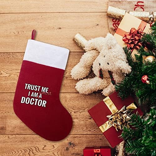 Confie em mim, sou quase um médico meias de meia de Natal com lareira de pelúcia pendurada para a decoração da