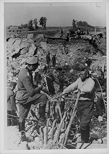 Foto vintage de soldados em uma área de destroços na Finlândia.- 1942