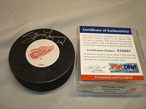 Steve Yzerman assinou o Detroit Red Wings Hockey Puck Autografado PSA/DNA COA 1C - Pucks de NHL autografados