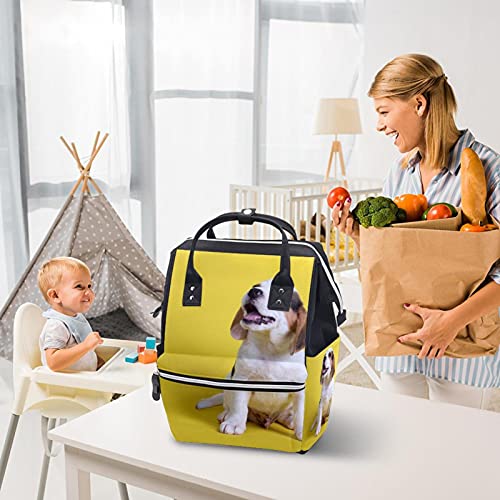 Filhote encantador de cachorro no fundo amarelo Bolsas de fraldas Backpack Mummy Backpack de grande