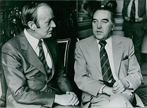 Foto vintage de Michael O39; Kennedy sentado com Roy Mason e conversando.