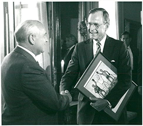 Foto vintage do presidente dos EUA, George Bush, aperta as mãos do presidente soviético Mikhail Gorbachev