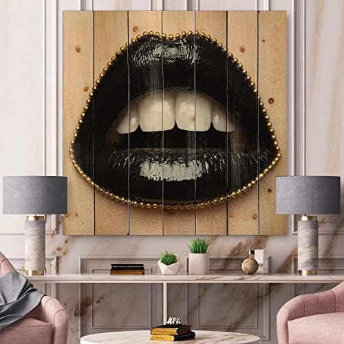 Designq Lábios femininos com batom preto e uma cadeia dourada moderna e contemporânea decoração de parede de madeira,