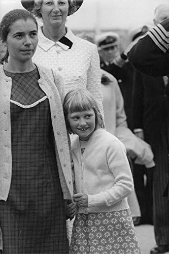 Foto vintage da princesa Astrid da Bélgica com uma mulher.