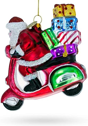 Papai Noel entregando presentes no ornamento de Natal de vidro de scooter