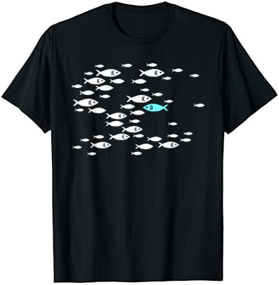 Fish nade contra a camiseta atual na mar