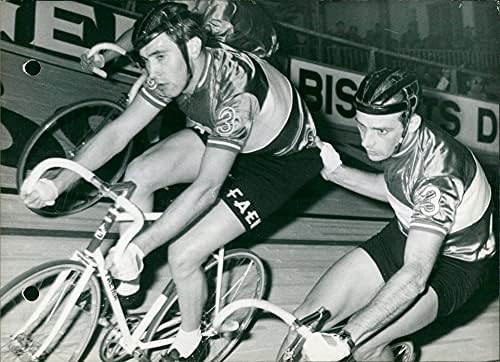 Eddy Merckx com Robert Lelangue - foto da imprensa vintage