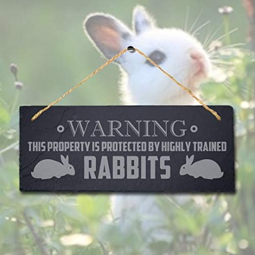 A propriedade de aviso é protegida por coelhos treinados pendurando placa de placa de coelho