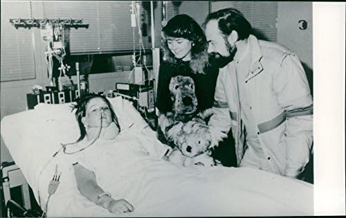Foto vintage de Nicola Simpson, a sobrevivente de balsa na cama do hospital com o pai, irmã Linda e dois amigos